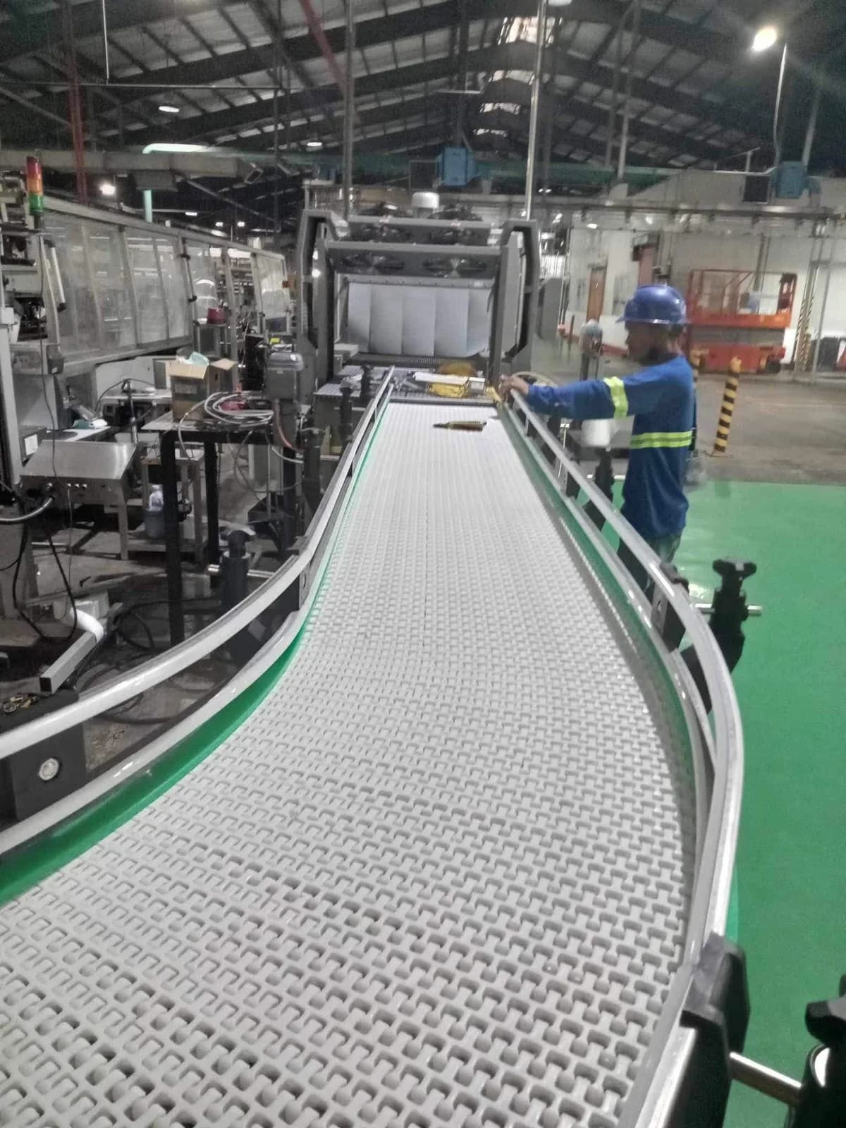 Modular chain conveyor installation