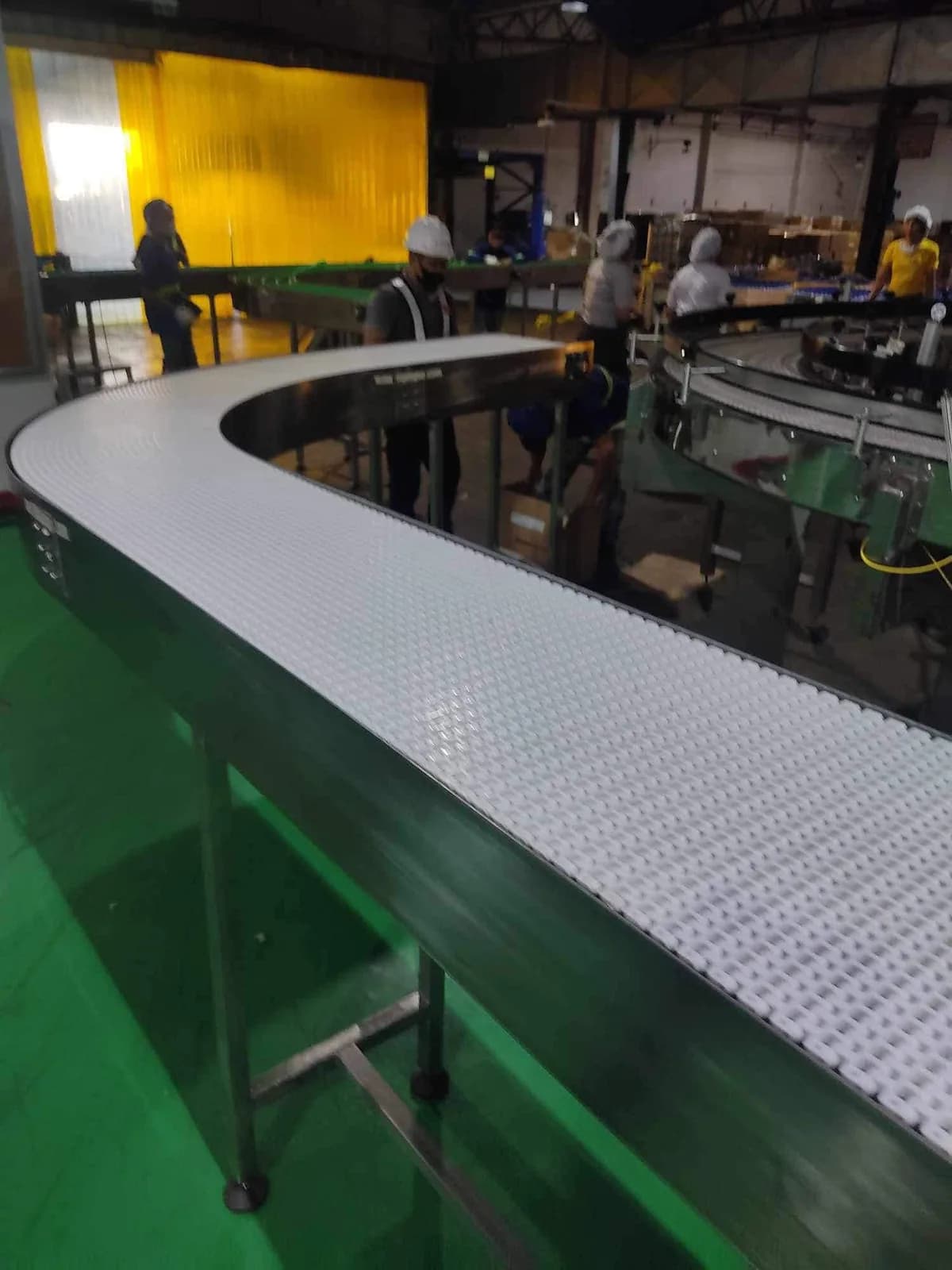 Modular chain conveyor installation