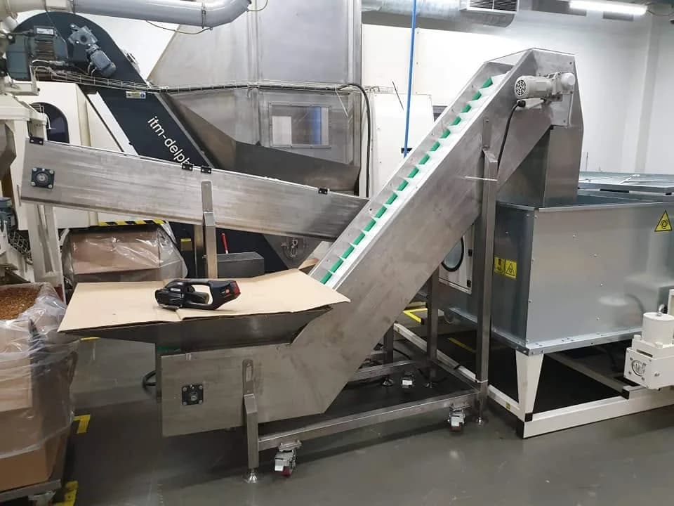 Modular chain conveyor installation
