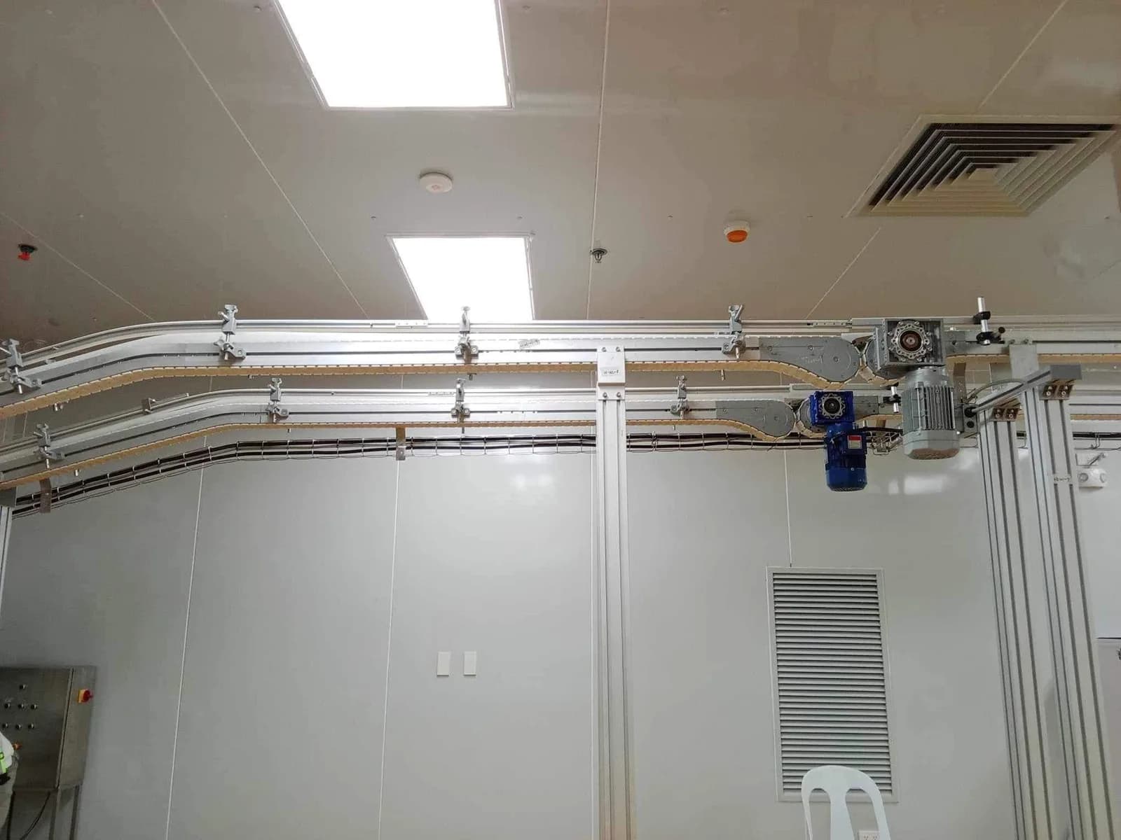Overhead conveyor installation