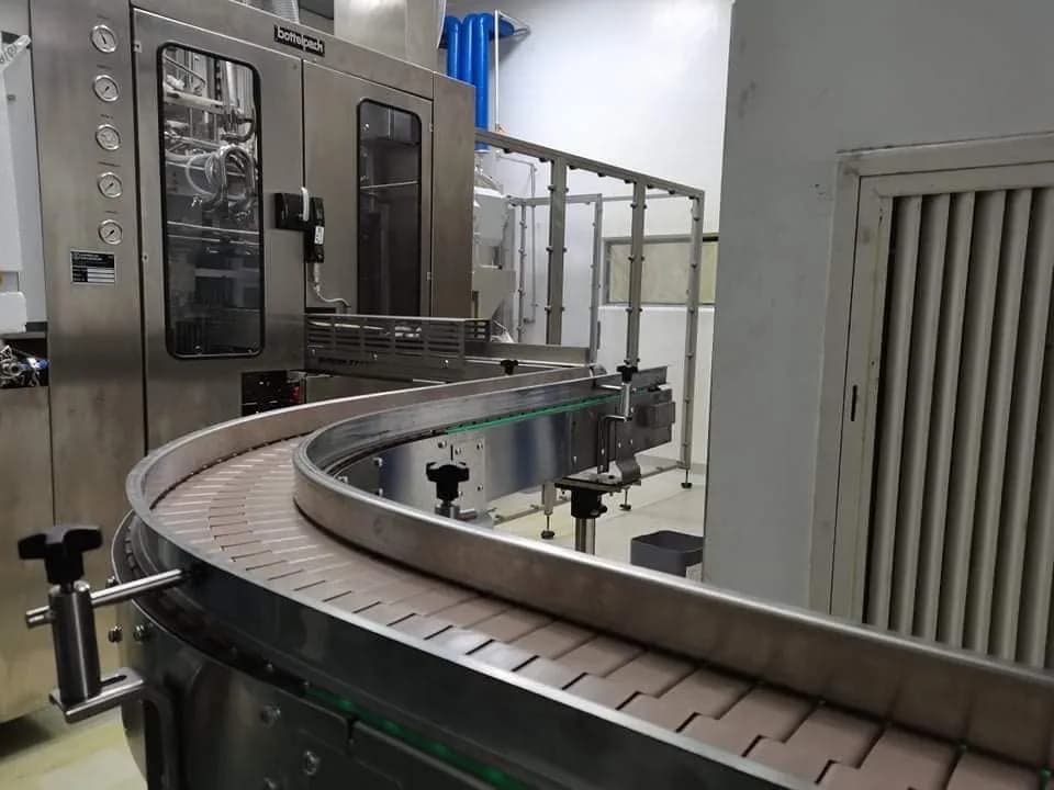 Table top chain conveyor installation