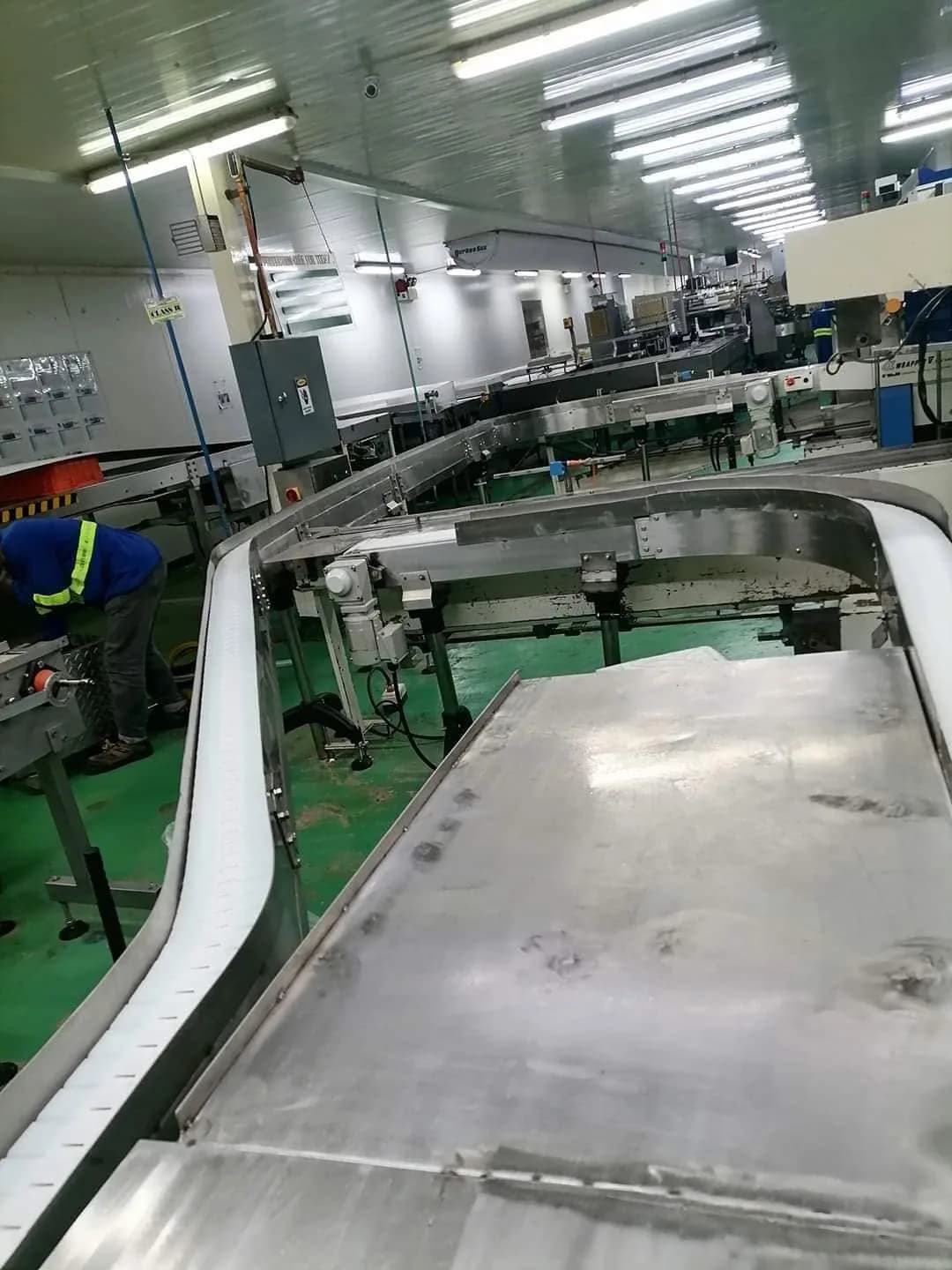 Table top chain conveyor installation