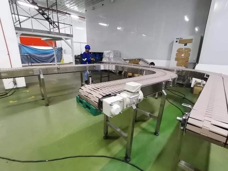 Table top chain conveyor installation