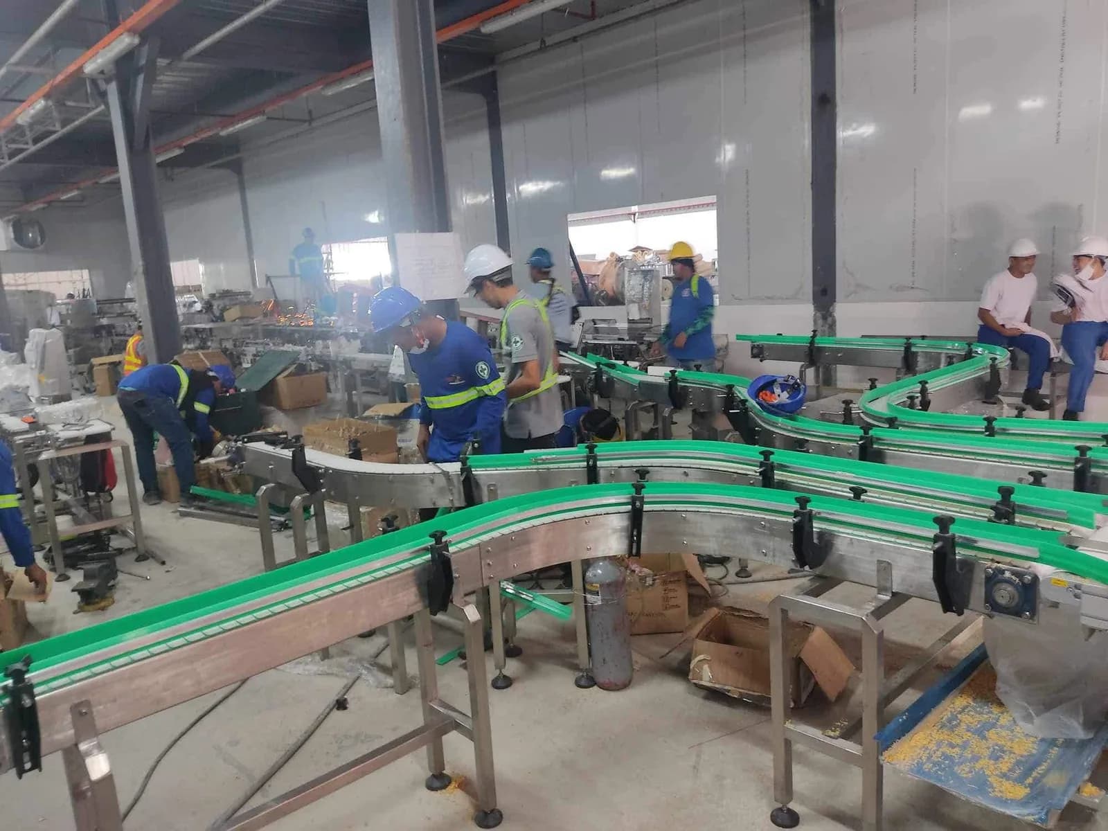 Table top chain conveyor installation