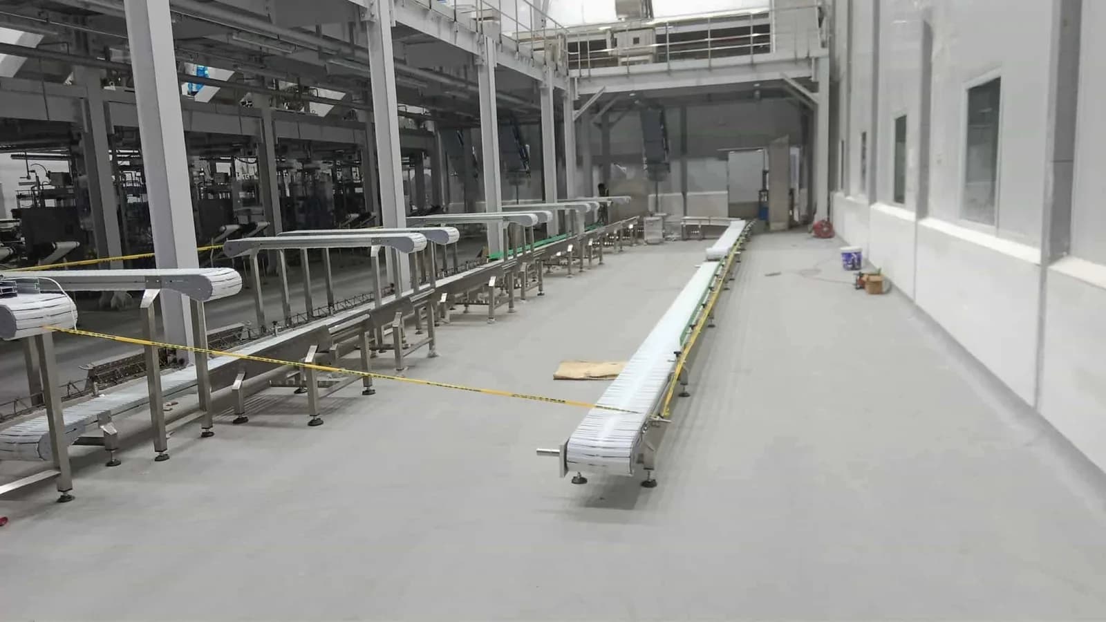 Table top chain conveyor installation
